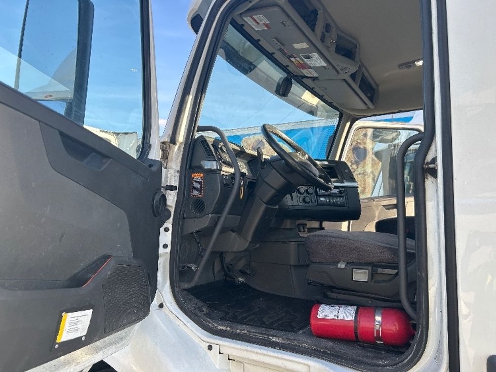 Day Cab Tractor-Heavy Duty Tractors-Volvo-2021-VNR64300-East Chicago-IN-564,632\n\t\tmiles-$ 33,750 - Image 9