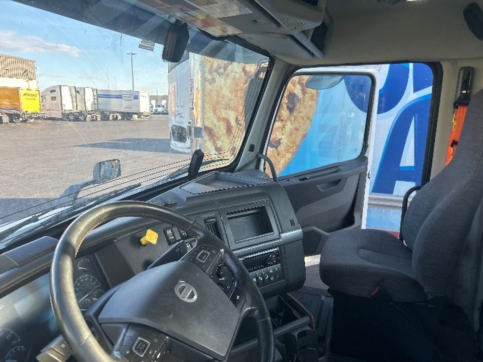 Day Cab Tractor-Heavy Duty Tractors-Volvo-2021-VNR64300-East Chicago-IN-567,053\n\t\tmiles-$ 33,500 - Image 10