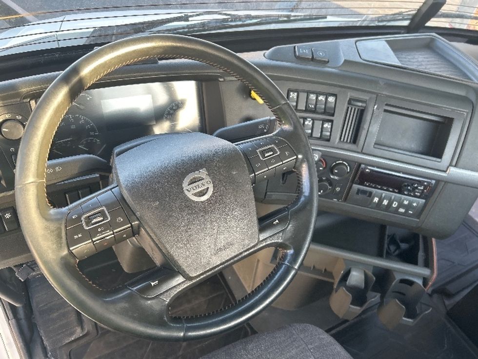 Day Cab Tractor-Heavy Duty Tractors-Volvo-2021-VNR64300-East Chicago-IN-567,053\n\t\tmiles-$ 33,500 - Image 11