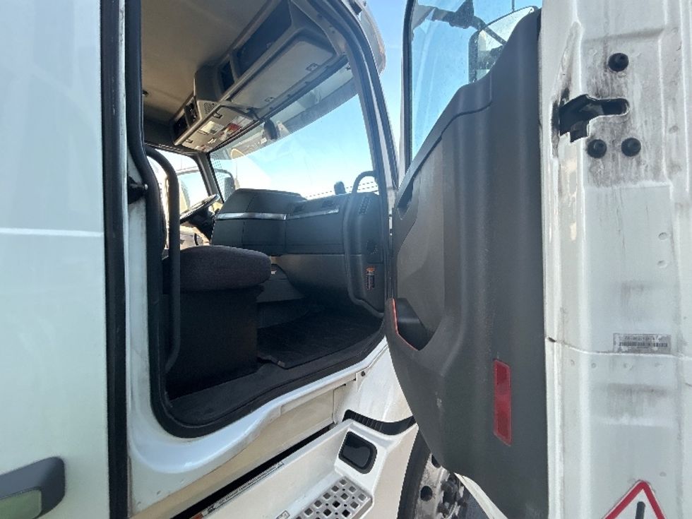 Day Cab Tractor-Heavy Duty Tractors-Volvo-2021-VNR64300-East Chicago-IN-567,053\n\t\tmiles-$ 33,500 - Image 12