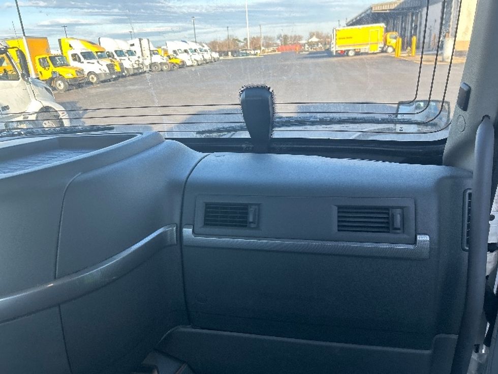 Day Cab Tractor-Heavy Duty Tractors-Volvo-2021-VNR64300-East Chicago-IN-567,053\n\t\tmiles-$ 33,500 - Image 13