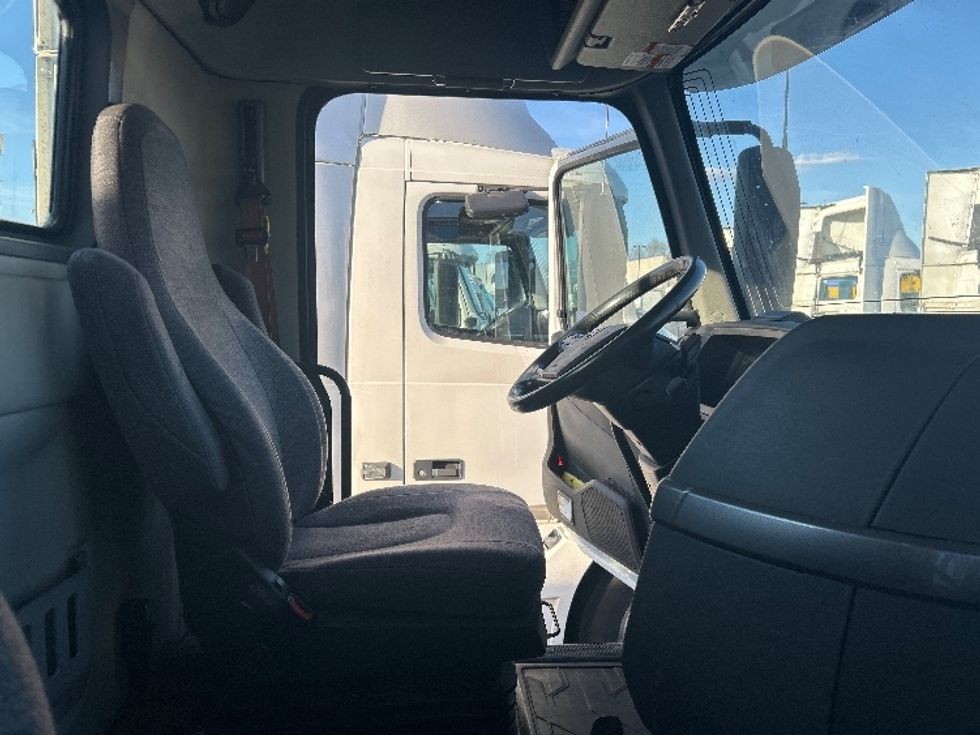 Day Cab Tractor-Heavy Duty Tractors-Volvo-2021-VNR64300-East Chicago-IN-567,053\n\t\tmiles-$ 33,500 - Image 14