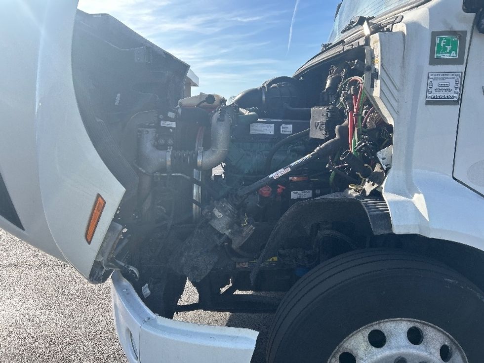 Day Cab Tractor-Heavy Duty Tractors-Volvo-2021-VNR64300-East Chicago-IN-567,053\n\t\tmiles-$ 33,500 - Image 16