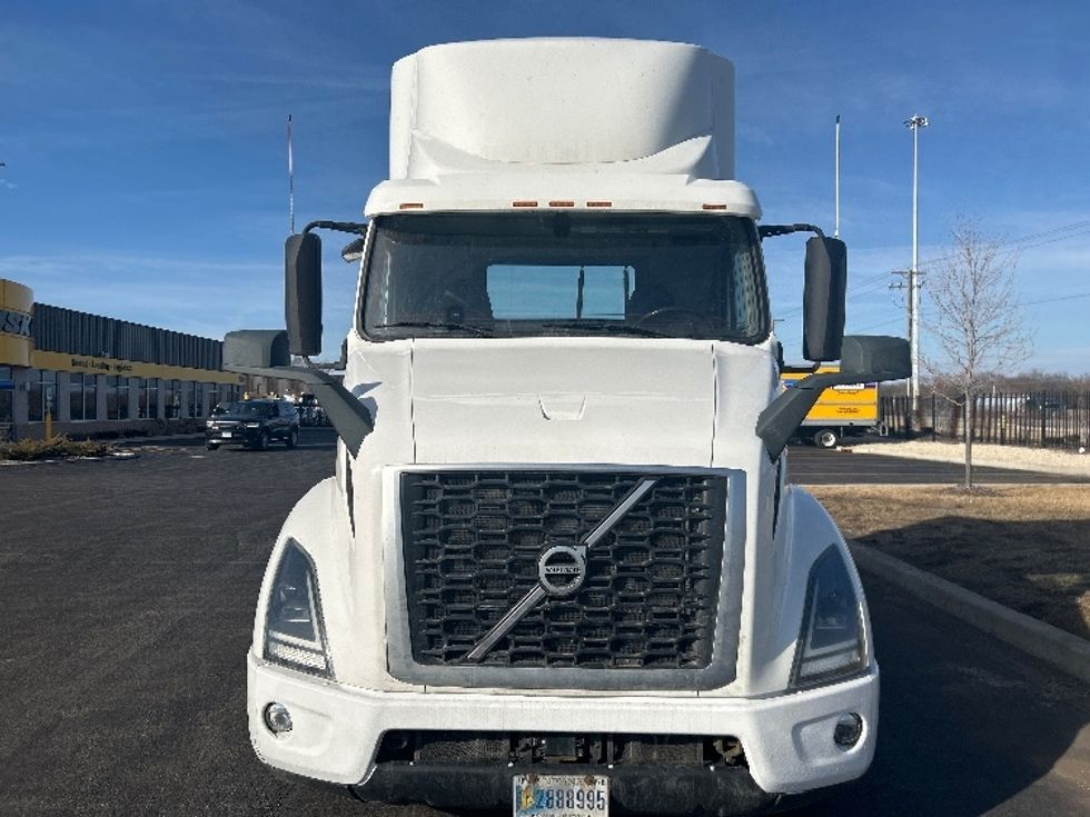 Day Cab Tractor-Heavy Duty Tractors-Volvo-2021-VNR64300-East Chicago-IN-567,053\n\t\tmiles-$ 33,500 - Image 2
