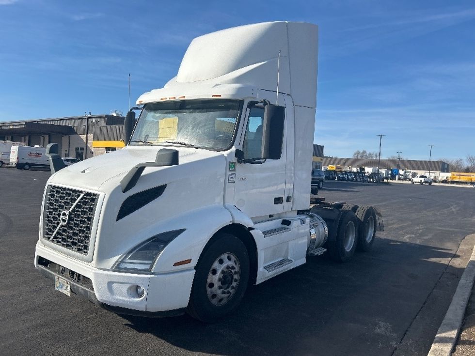 Day Cab Tractor-Heavy Duty Tractors-Volvo-2021-VNR64300-East Chicago-IN-567,053\n\t\tmiles-$ 33,500 - Image 3