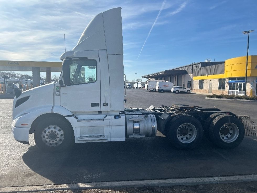 Day Cab Tractor-Heavy Duty Tractors-Volvo-2021-VNR64300-East Chicago-IN-567,053\n\t\tmiles-$ 33,500 - Image 4
