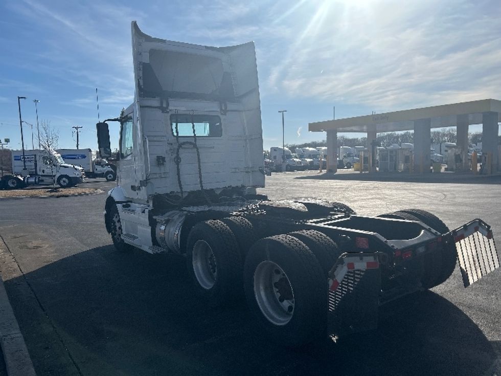 Day Cab Tractor-Heavy Duty Tractors-Volvo-2021-VNR64300-East Chicago-IN-567,053\n\t\tmiles-$ 33,500 - Image 5