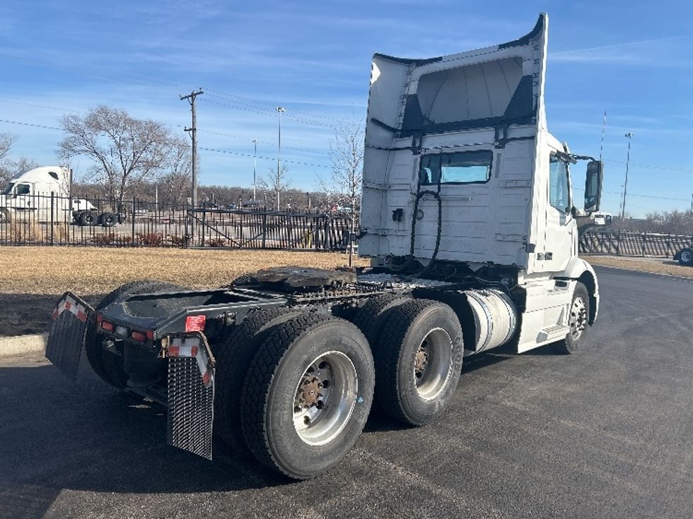 Day Cab Tractor-Heavy Duty Tractors-Volvo-2021-VNR64300-East Chicago-IN-567,053\n\t\tmiles-$ 33,500 - Image 7