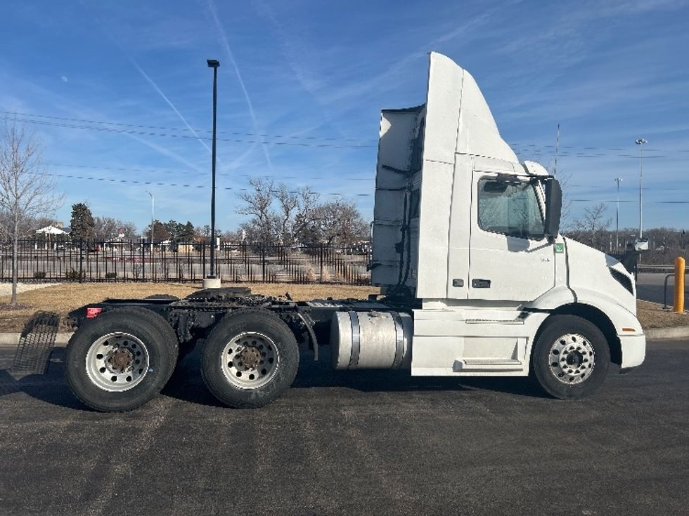 Day Cab Tractor-Heavy Duty Tractors-Volvo-2021-VNR64300-East Chicago-IN-567,053\n\t\tmiles-$ 33,500 - Image 8