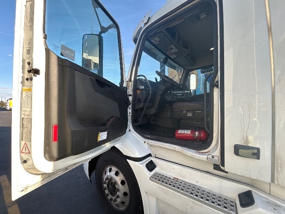 Day Cab Tractor-Heavy Duty Tractors-Volvo-2021-VNR64300-East Chicago-IN-567,053\n\t\tmiles-$ 33,500 - Image 9