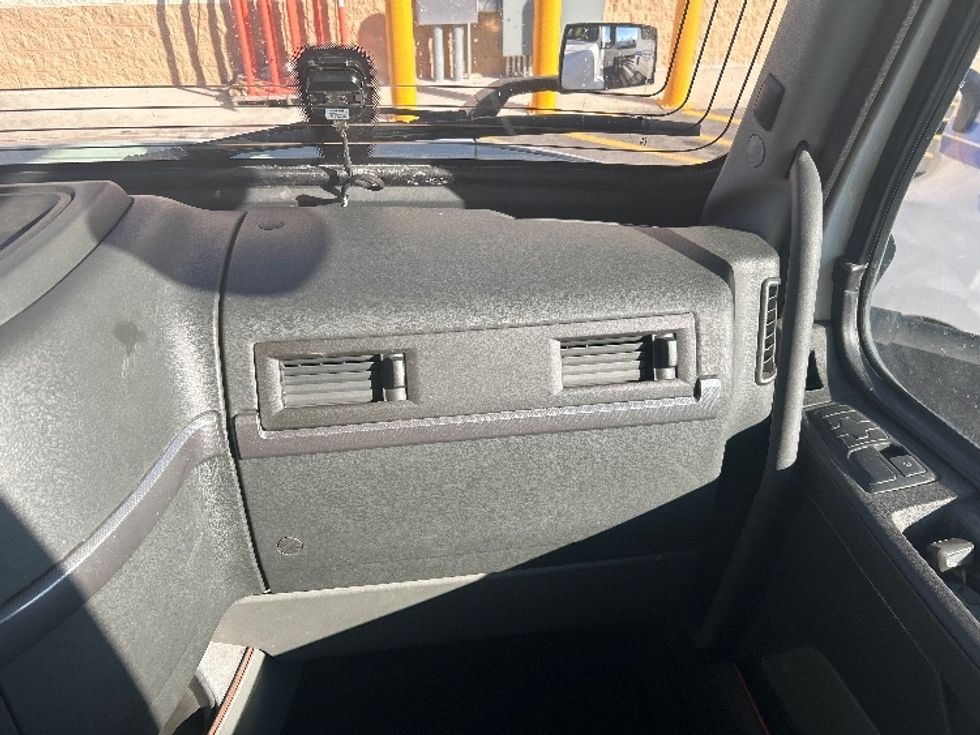 Day Cab Tractor-Heavy Duty Tractors-Volvo-2021-VNR64300-East Chicago-IN-567,740\n\t\tmiles-$ 33,250 - Image 11