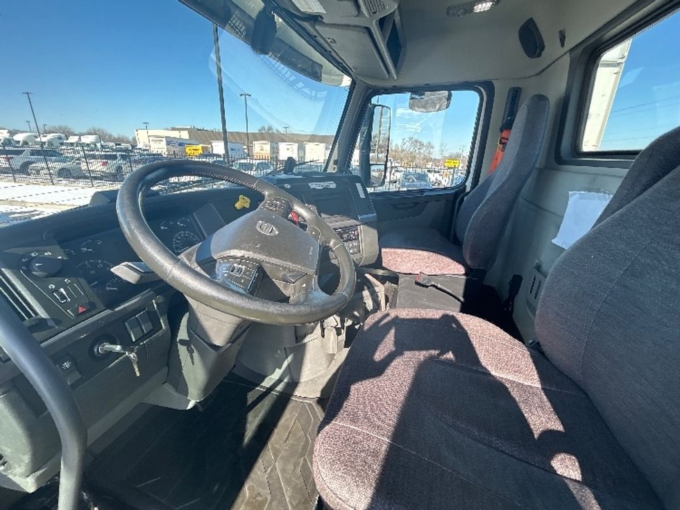 Day Cab Tractor-Heavy Duty Tractors-Volvo-2021-VNR64300-East Chicago-IN-567,810\n\t\tmiles-$ 33,250 - Image 10