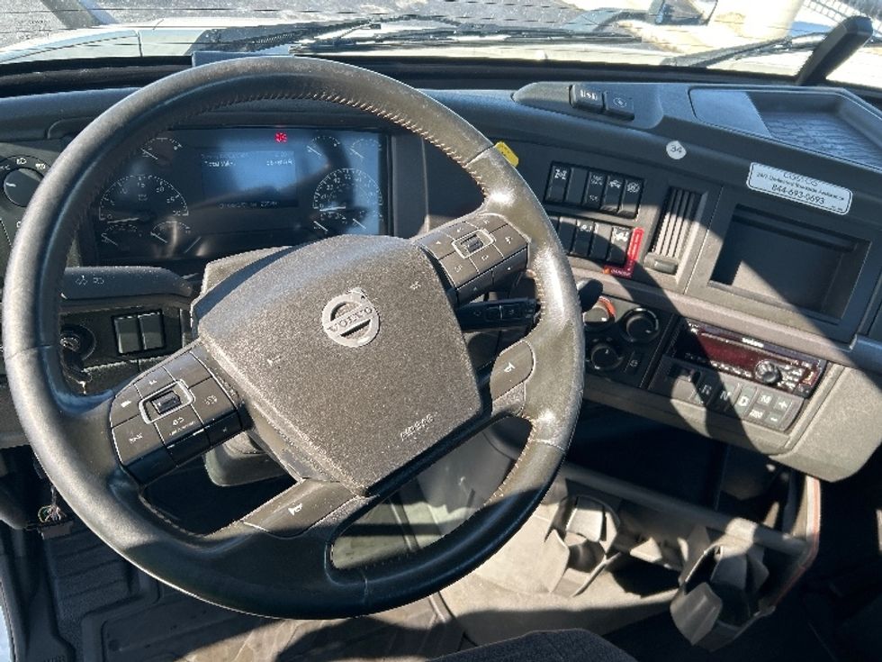 Day Cab Tractor-Heavy Duty Tractors-Volvo-2021-VNR64300-East Chicago-IN-567,810\n\t\tmiles-$ 33,250 - Image 11