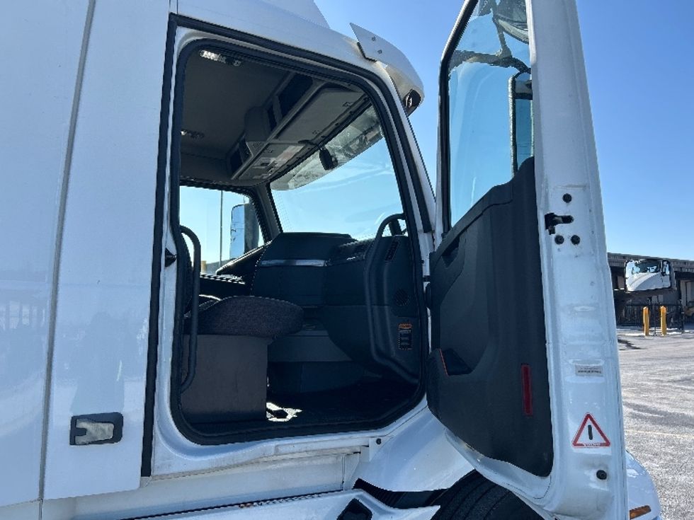 Day Cab Tractor-Heavy Duty Tractors-Volvo-2021-VNR64300-East Chicago-IN-567,810\n\t\tmiles-$ 33,250 - Image 12