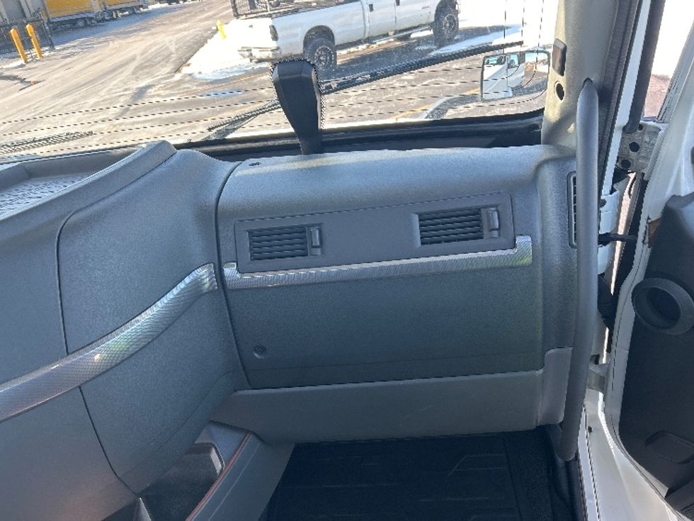 Day Cab Tractor-Heavy Duty Tractors-Volvo-2021-VNR64300-East Chicago-IN-567,810\n\t\tmiles-$ 33,250 - Image 13