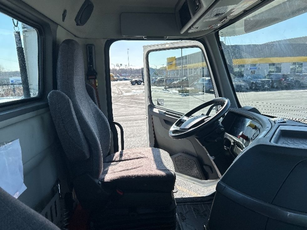Day Cab Tractor-Heavy Duty Tractors-Volvo-2021-VNR64300-East Chicago-IN-567,810\n\t\tmiles-$ 33,250 - Image 14