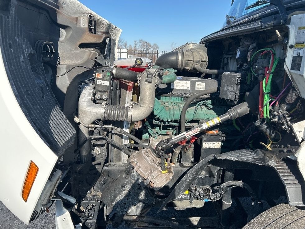 Day Cab Tractor-Heavy Duty Tractors-Volvo-2021-VNR64300-East Chicago-IN-567,810\n\t\tmiles-$ 33,250 - Image 16