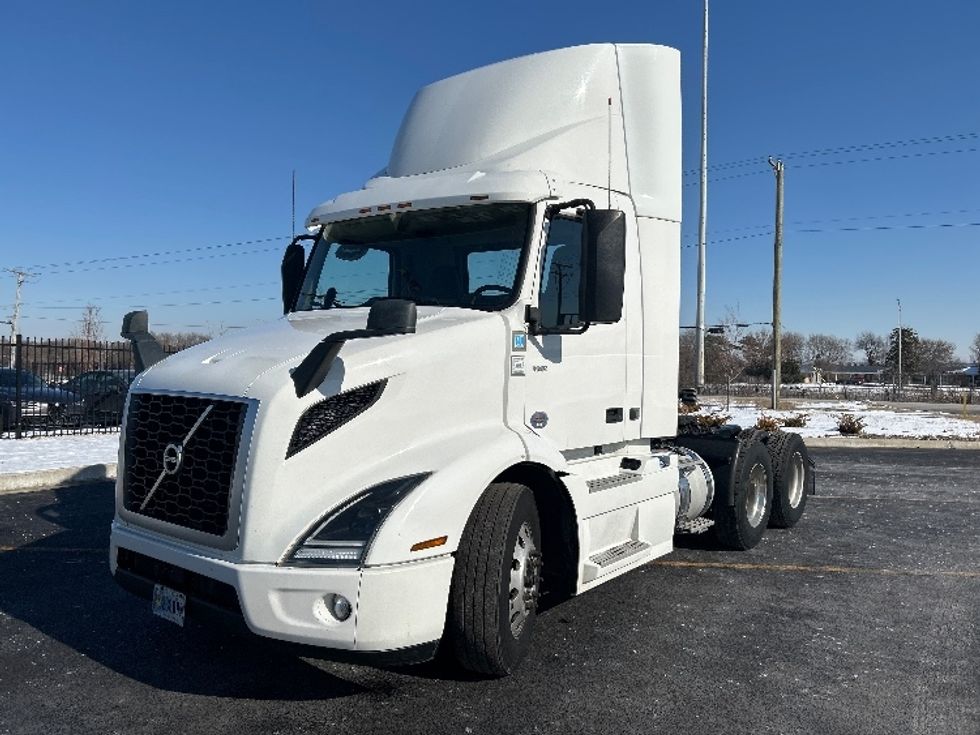 Day Cab Tractor-Heavy Duty Tractors-Volvo-2021-VNR64300-East Chicago-IN-567,810\n\t\tmiles-$ 33,250 - Image 3