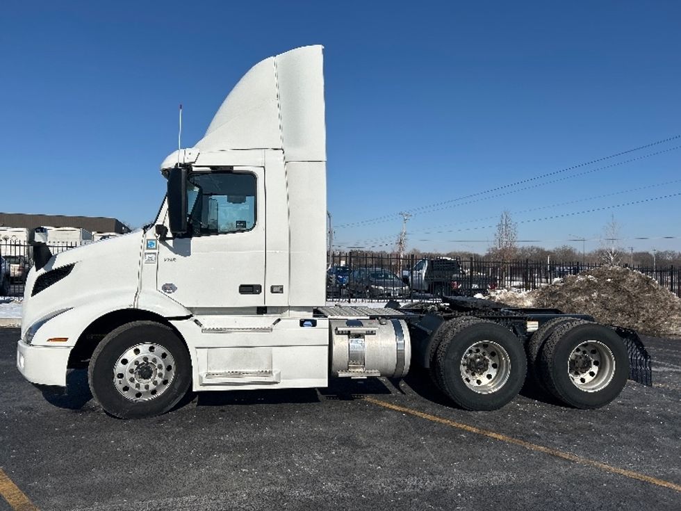 Day Cab Tractor-Heavy Duty Tractors-Volvo-2021-VNR64300-East Chicago-IN-567,810\n\t\tmiles-$ 33,250 - Image 4