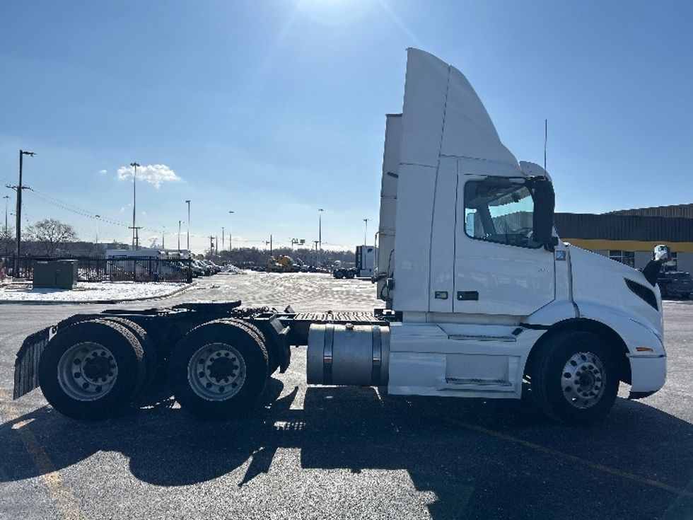 Day Cab Tractor-Heavy Duty Tractors-Volvo-2021-VNR64300-East Chicago-IN-567,810\n\t\tmiles-$ 33,250 - Image 8
