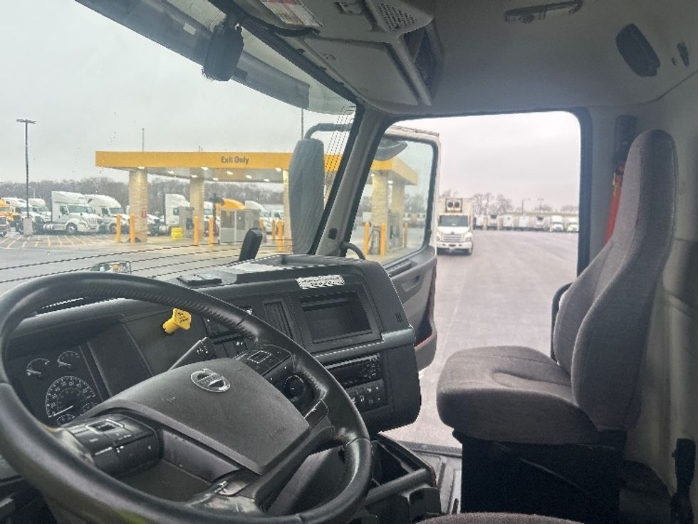 Day Cab Tractor-Heavy Duty Tractors-Volvo-2021-VNR64300-East Chicago-IN-569,464\n\t\tmiles-$ 33,250 - Image 10