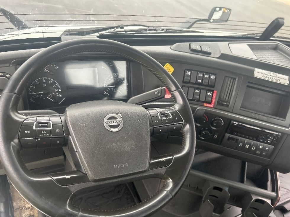 Day Cab Tractor-Heavy Duty Tractors-Volvo-2021-VNR64300-East Chicago-IN-569,464\n\t\tmiles-$ 33,250 - Image 11