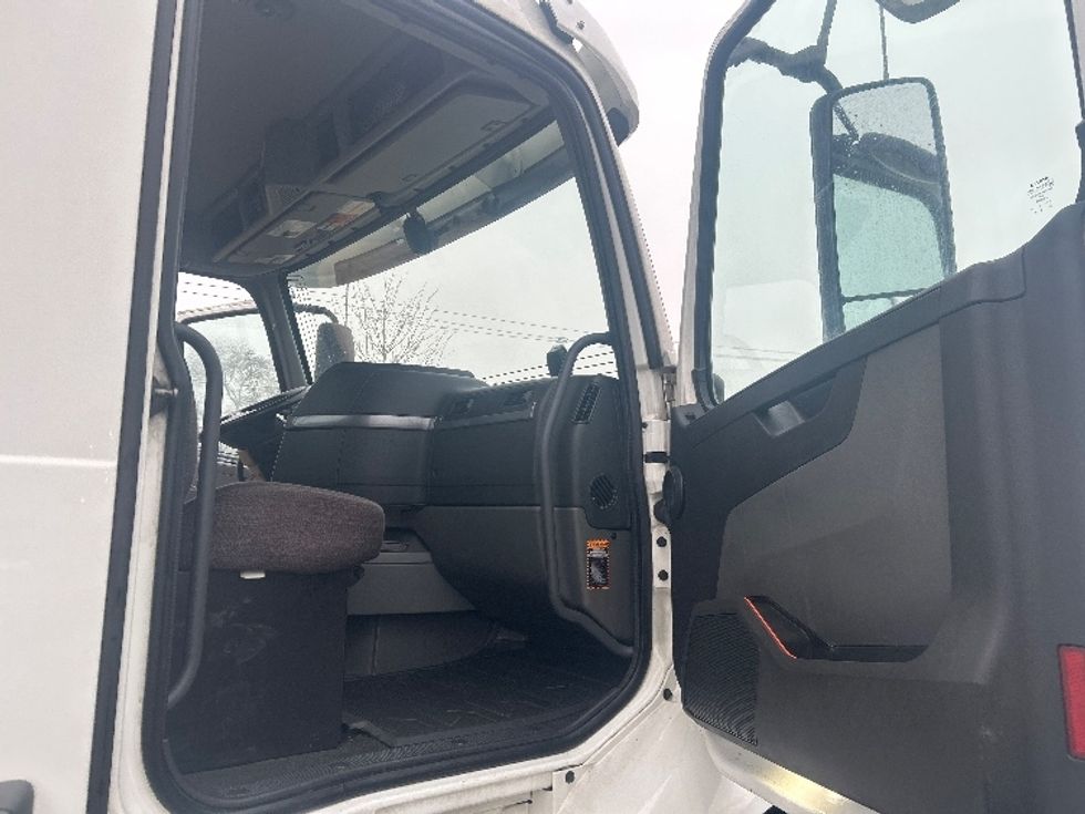 Day Cab Tractor-Heavy Duty Tractors-Volvo-2021-VNR64300-East Chicago-IN-569,464\n\t\tmiles-$ 33,250 - Image 12