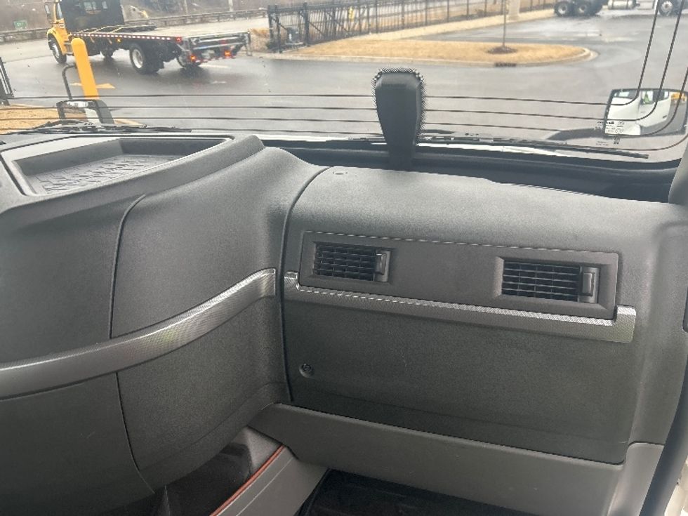 Day Cab Tractor-Heavy Duty Tractors-Volvo-2021-VNR64300-East Chicago-IN-569,464\n\t\tmiles-$ 33,250 - Image 13