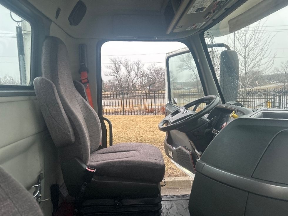 Day Cab Tractor-Heavy Duty Tractors-Volvo-2021-VNR64300-East Chicago-IN-569,464\n\t\tmiles-$ 33,250 - Image 14