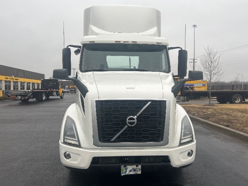 Day Cab Tractor-Heavy Duty Tractors-Volvo-2021-VNR64300-East Chicago-IN-569,464\n\t\tmiles-$ 33,250 - Image 2