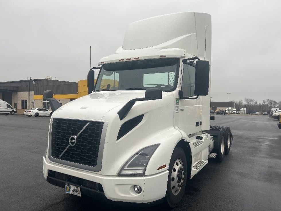 Day Cab Tractor-Heavy Duty Tractors-Volvo-2021-VNR64300-East Chicago-IN-569,464\n\t\tmiles-$ 33,250 - Image 3