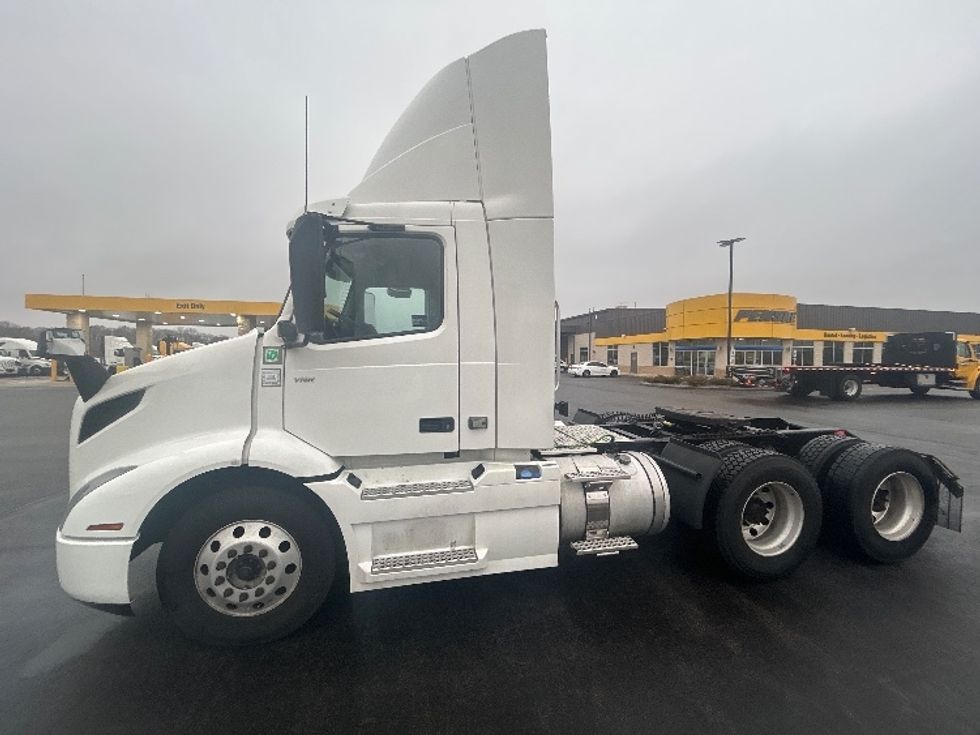 Day Cab Tractor-Heavy Duty Tractors-Volvo-2021-VNR64300-East Chicago-IN-569,464\n\t\tmiles-$ 33,250 - Image 4
