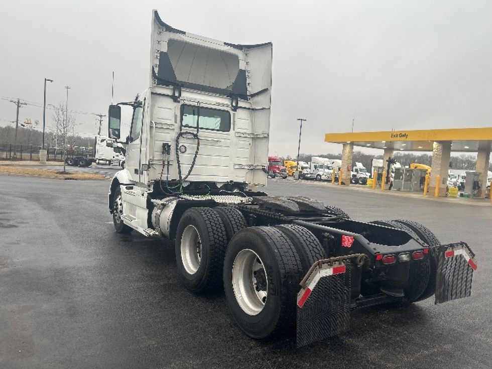 Day Cab Tractor-Heavy Duty Tractors-Volvo-2021-VNR64300-East Chicago-IN-569,464\n\t\tmiles-$ 33,250 - Image 5