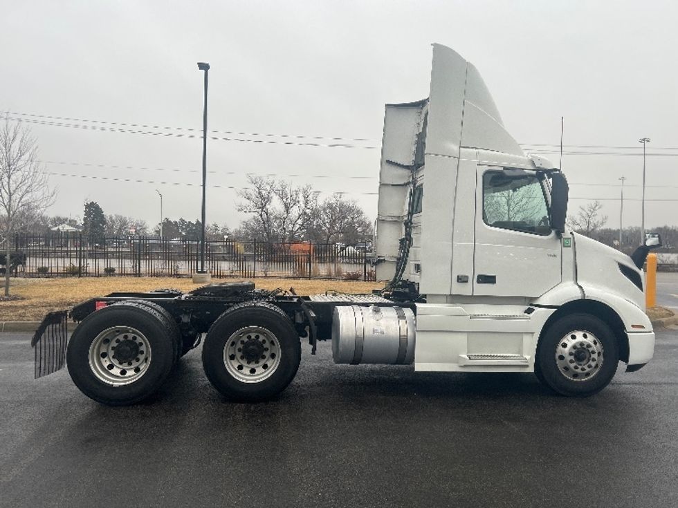 Day Cab Tractor-Heavy Duty Tractors-Volvo-2021-VNR64300-East Chicago-IN-569,464\n\t\tmiles-$ 33,250 - Image 8