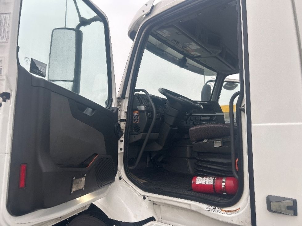 Day Cab Tractor-Heavy Duty Tractors-Volvo-2021-VNR64300-East Chicago-IN-569,464\n\t\tmiles-$ 33,250 - Image 9