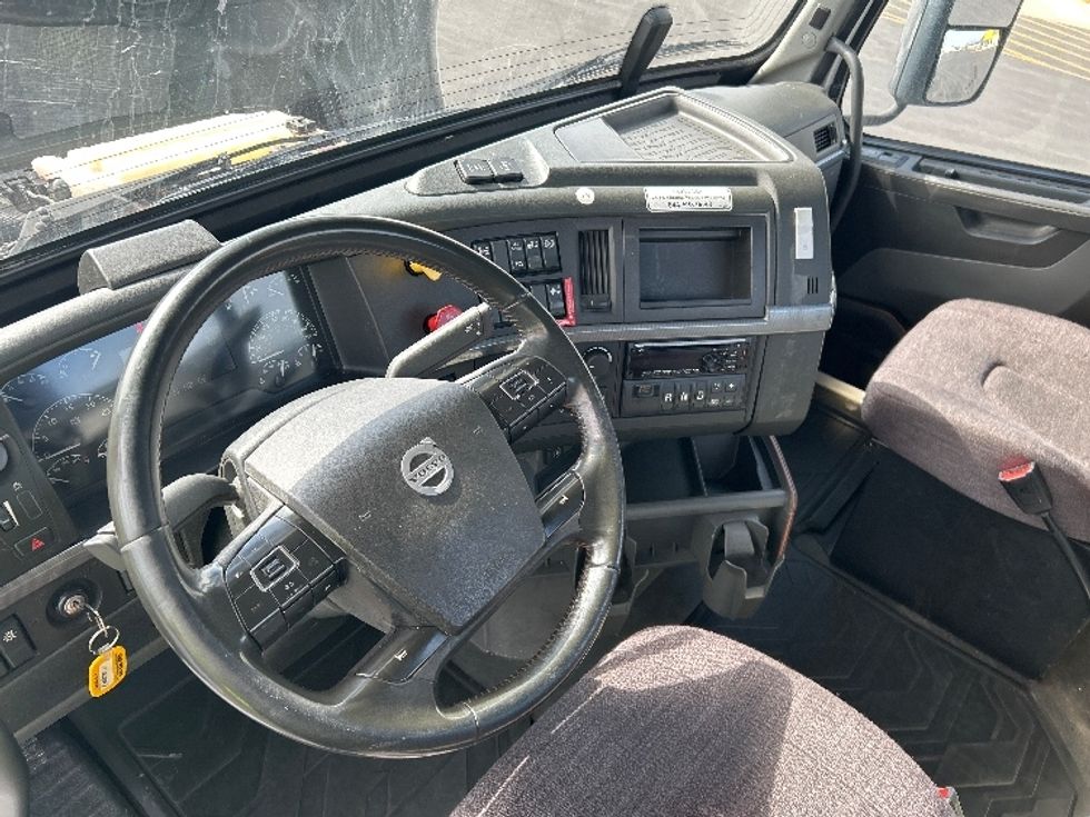 Day Cab Tractor-Heavy Duty Tractors-Volvo-2021-VNR64300-East Chicago-IN-570,333\n\t\tmiles-$ 33,000 - Image 10
