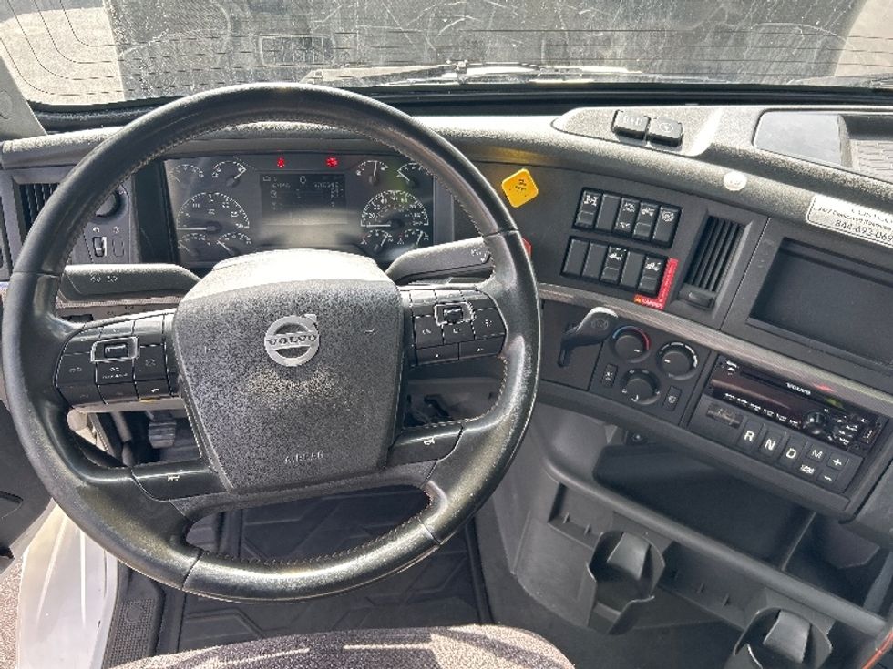 Day Cab Tractor-Heavy Duty Tractors-Volvo-2021-VNR64300-East Chicago-IN-570,333\n\t\tmiles-$ 33,000 - Image 11