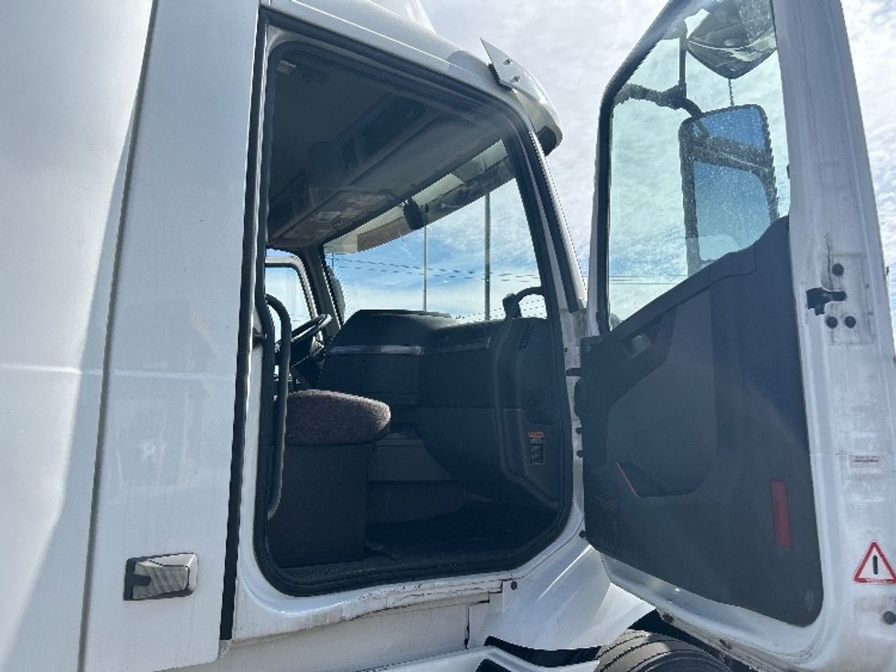 Day Cab Tractor-Heavy Duty Tractors-Volvo-2021-VNR64300-East Chicago-IN-570,333\n\t\tmiles-$ 33,000 - Image 12