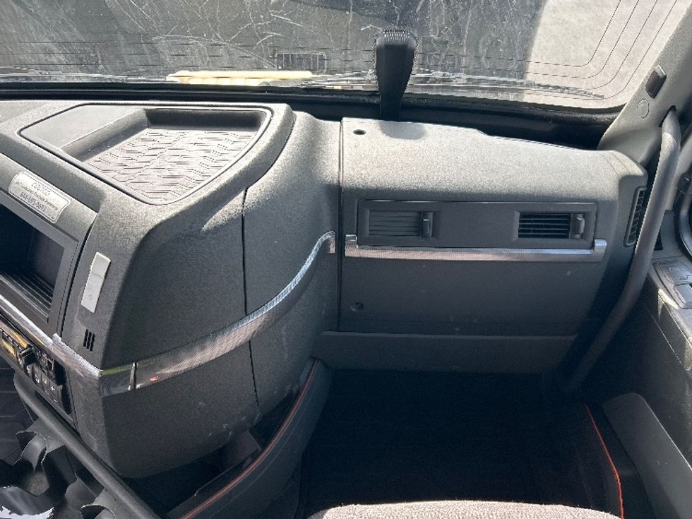 Day Cab Tractor-Heavy Duty Tractors-Volvo-2021-VNR64300-East Chicago-IN-570,333\n\t\tmiles-$ 33,000 - Image 13