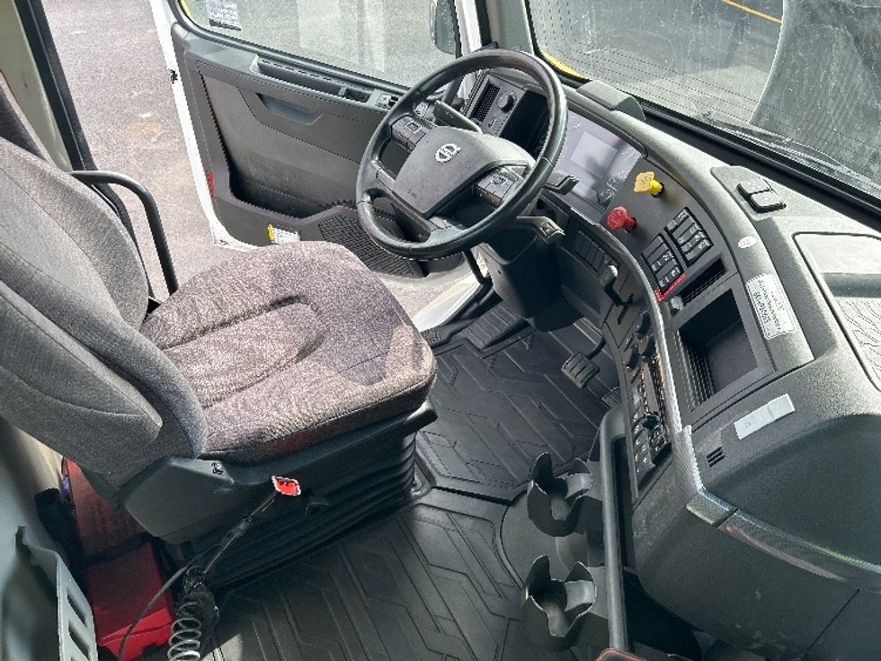 Day Cab Tractor-Heavy Duty Tractors-Volvo-2021-VNR64300-East Chicago-IN-570,333\n\t\tmiles-$ 33,000 - Image 14