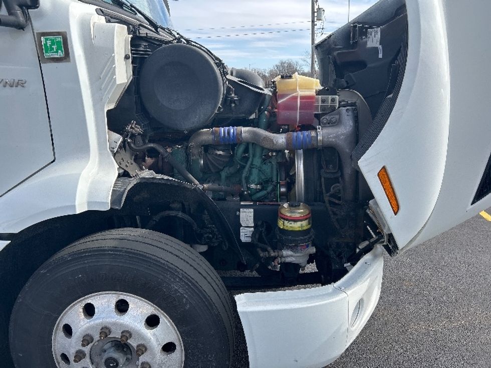 Day Cab Tractor-Heavy Duty Tractors-Volvo-2021-VNR64300-East Chicago-IN-570,333\n\t\tmiles-$ 33,000 - Image 15