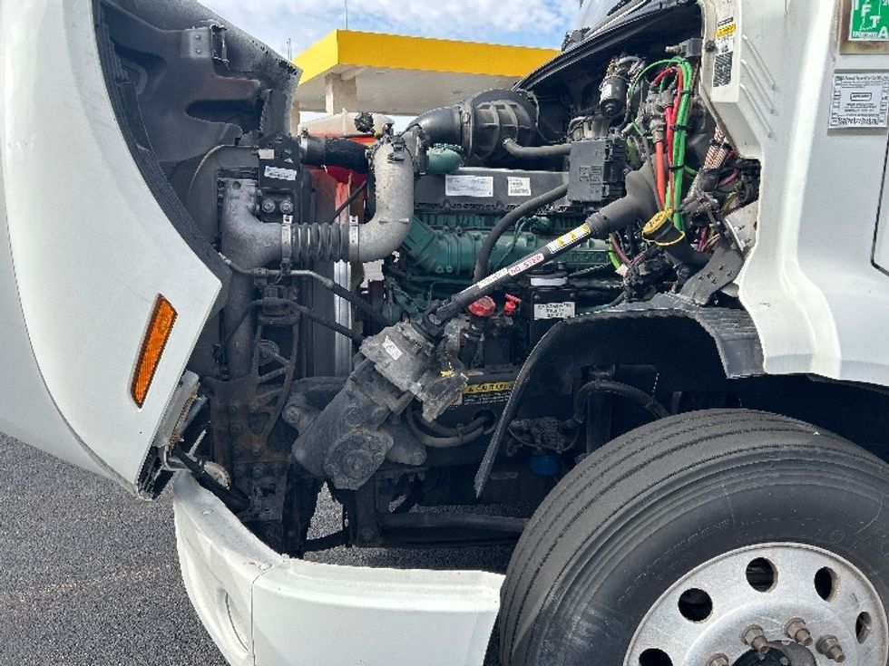 Day Cab Tractor-Heavy Duty Tractors-Volvo-2021-VNR64300-East Chicago-IN-570,333\n\t\tmiles-$ 33,000 - Image 16