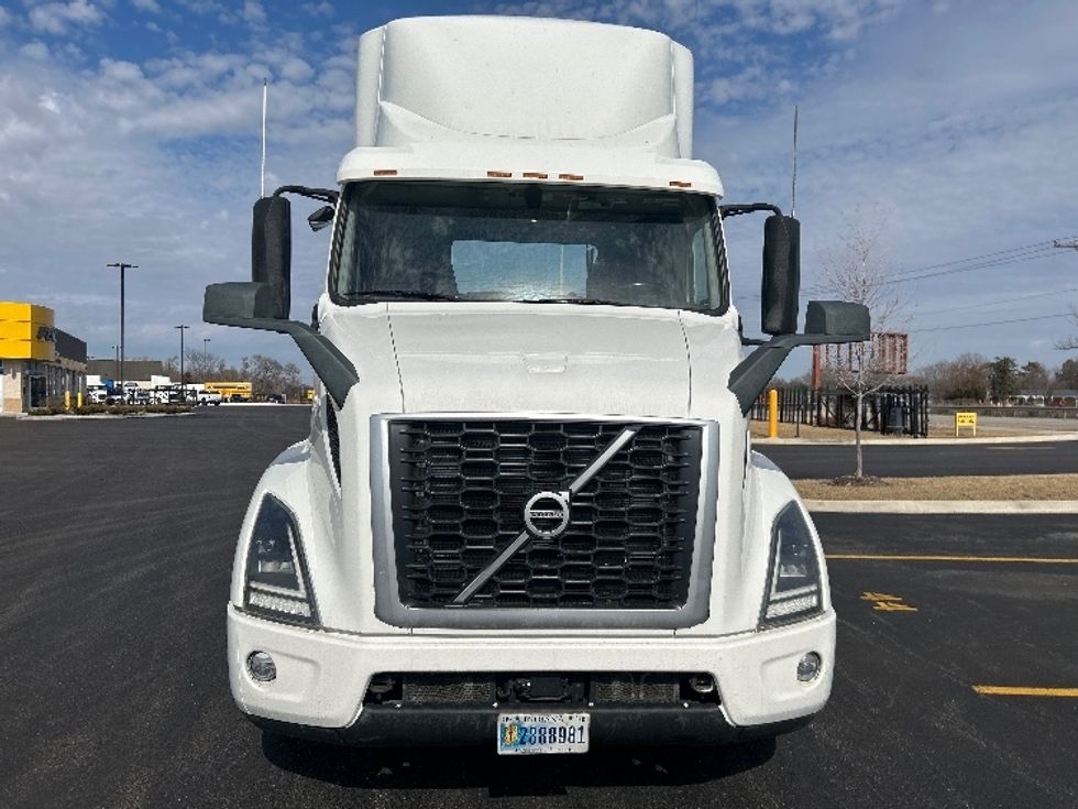 Day Cab Tractor-Heavy Duty Tractors-Volvo-2021-VNR64300-East Chicago-IN-570,333\n\t\tmiles-$ 33,000 - Image 2