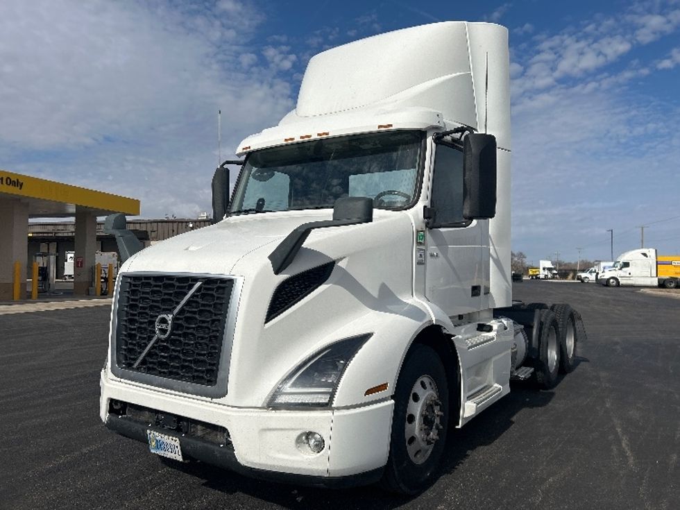 Day Cab Tractor-Heavy Duty Tractors-Volvo-2021-VNR64300-East Chicago-IN-570,333\n\t\tmiles-$ 33,000 - Image 3