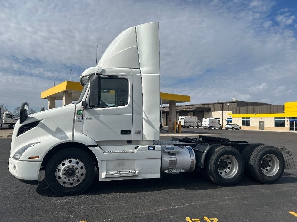 Day Cab Tractor-Heavy Duty Tractors-Volvo-2021-VNR64300-East Chicago-IN-570,333\n\t\tmiles-$ 33,000 - Image 4