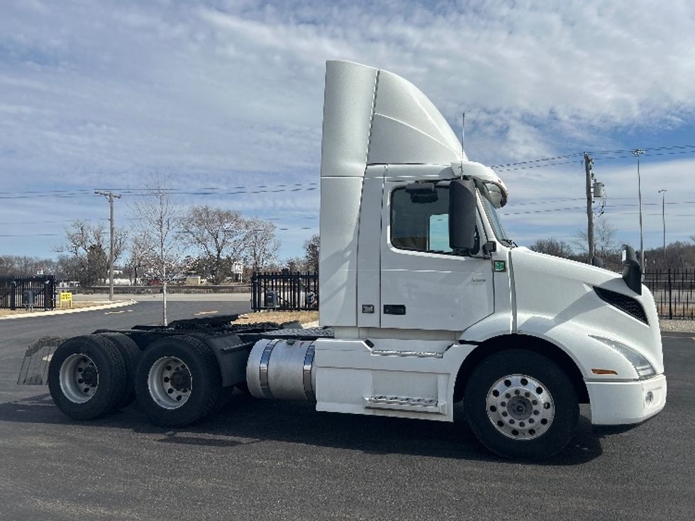 Day Cab Tractor-Heavy Duty Tractors-Volvo-2021-VNR64300-East Chicago-IN-570,333\n\t\tmiles-$ 33,000 - Image 8