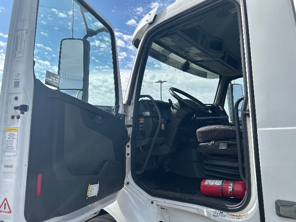 Day Cab Tractor-Heavy Duty Tractors-Volvo-2021-VNR64300-East Chicago-IN-570,333\n\t\tmiles-$ 33,000 - Image 9