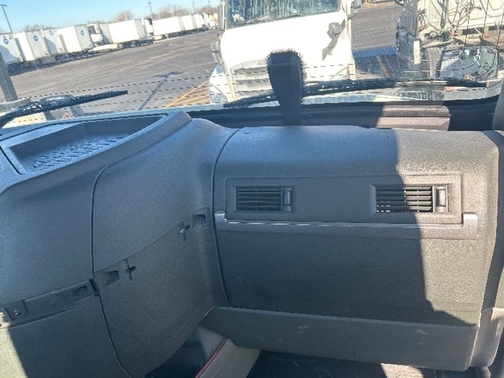 Day Cab Tractor-Heavy Duty Tractors-Volvo-2021-VNR64300-East Chicago-IN-572,995\n\t\tmiles-$ 32,750 - Image 11