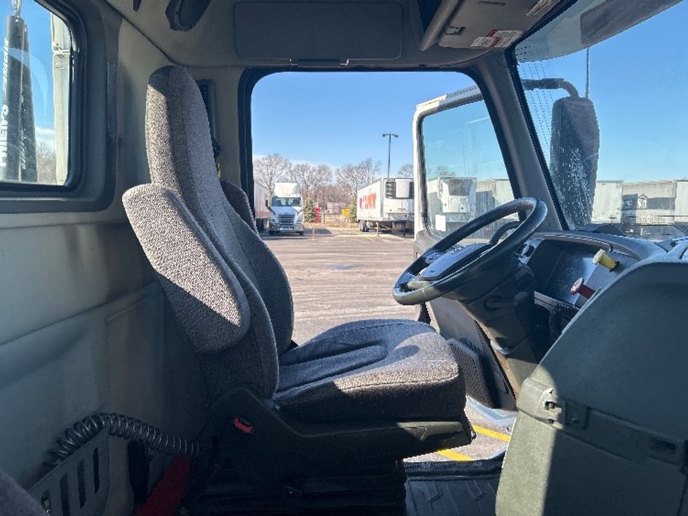 Day Cab Tractor-Heavy Duty Tractors-Volvo-2021-VNR64300-East Chicago-IN-572,995\n\t\tmiles-$ 32,750 - Image 12