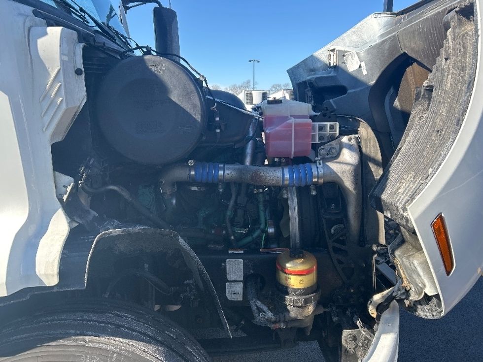 Day Cab Tractor-Heavy Duty Tractors-Volvo-2021-VNR64300-East Chicago-IN-572,995\n\t\tmiles-$ 32,750 - Image 13